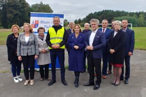 09.10.2023. Piekoszów. Konferencja dot. budowy kompleksu sportowo-rekreacyjnego / Fot. Marcin Marszałek - Radio Kielce