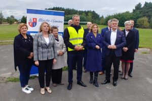 09.10.2023. Piekoszów. Konferencja dot. budowy kompleksu sportowo-rekreacyjnego / Fot. Marcin Marszałek - Radio Kielce