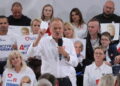 07.10.2023. Płock. Kampania wyborcza do parlamentu 2023. Przewodniczący Platformy Obywatelskiej Donald Tusk podczas otwartego spotkania z mieszkańcami w Szkole Podstawowej nr 22 w Płocku / Fot. Paweł Supernak - PAP