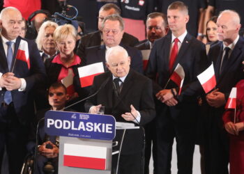 07.10.2023. Białystok. Kampania wyborcza do parlamentu 2023. Prezes Prawa i Sprawiedliwości Jarosław Kaczyński podczas spotkania z mieszkańcami w siedzibie Opery i Filharmonii Podlaskiej / Fot. Artur Reszko - PAP