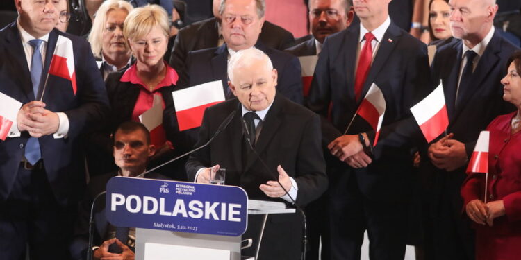 07.10.2023. Białystok. Kampania wyborcza do parlamentu 2023. Prezes Prawa i Sprawiedliwości Jarosław Kaczyński podczas spotkania z mieszkańcami w siedzibie Opery i Filharmonii Podlaskiej / Fot. Artur Reszko - PAP