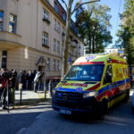 18.10.2023. Poznań. Miejsce ataku nożownika w rejonie skrzyżowania ulic Łukaszewicza i Karwowskiego na poznańskim Łazarzu. Mężczyzna w podeszłym wieku zaatakował nożem 5-letnie dziecko, przebywające z grupą przedszkolną na wycieczce / Fot. Jakub Kaczmarczyk - PAP