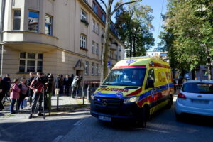 18.10.2023. Poznań. Miejsce ataku nożownika w rejonie skrzyżowania ulic Łukaszewicza i Karwowskiego na poznańskim Łazarzu. Mężczyzna w podeszłym wieku zaatakował nożem 5-letnie dziecko, przebywające z grupą przedszkolną na wycieczce / Fot. Jakub Kaczmarczyk - PAP