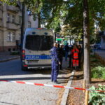 18.10.2023. Poznań. Miejsce ataku nożownika w rejonie skrzyżowania ulic Łukaszewicza i Karwowskiego na poznańskim Łazarzu. Mężczyzna w podeszłym wieku zaatakował nożem 5-letnie dziecko, przebywające z grupą przedszkolną na wycieczce / Fot. Jakub Kaczmarczyk - PAP