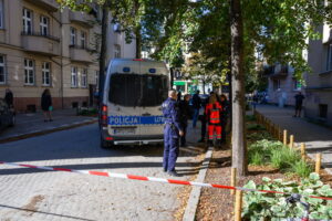 18.10.2023. Poznań. Miejsce ataku nożownika w rejonie skrzyżowania ulic Łukaszewicza i Karwowskiego na poznańskim Łazarzu. Mężczyzna w podeszłym wieku zaatakował nożem 5-letnie dziecko, przebywające z grupą przedszkolną na wycieczce / Fot. Jakub Kaczmarczyk - PAP