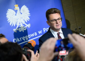 19.10.2023. Poznań. Prokurator Łukasz Wawrzyniak podczas konferencji prasowej Prokuratury Okręgowej w Poznaniu w sprawie ataku nożownika na poznańskim Łazarzu / Fot. Jakub Kaczmarczyk - PAP
