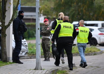 20.10.2023. Gdynia. Funkcjonariusze policji przed blokiem mieszkalnym na Fikakowie w Gdyni, w którym znaleziono ciało 6-letniego dziecka. Na miejscu zbrodni pracują policjanci z wydziału dochodzeniowo-śledczego Komendy Wojewódzkiej Policji w Gdańsku, Komendy Miejskiej Policji w Gdyni oraz z Laboratorium Kryminalistycznego KWP w Gdańsku / Fot. Adam Warżawa - PAP