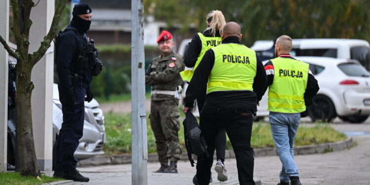 20.10.2023. Gdynia. Funkcjonariusze policji przed blokiem mieszkalnym na Fikakowie w Gdyni, w którym znaleziono ciało 6-letniego dziecka. Na miejscu zbrodni pracują policjanci z wydziału dochodzeniowo-śledczego Komendy Wojewódzkiej Policji w Gdańsku, Komendy Miejskiej Policji w Gdyni oraz z Laboratorium Kryminalistycznego KWP w Gdańsku / Fot. Adam Warżawa - PAP