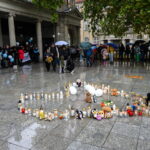 22.10.2023. Poznań. Mieszkańcy spotkali się na Placu Wolności w Poznaniu, żeby uczestniczyć w milczącym pożegnaniu 5-letniego Maurycego, zamordowanego przez nożownika na poznańskim Łazarzu / Fot. Jakub Kaczmarczyk - PAP