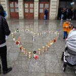 22.10.2023. Poznań. Mieszkańcy spotkali się na Placu Wolności w Poznaniu, żeby uczestniczyć w milczącym pożegnaniu 5-letniego Maurycego, zamordowanego przez nożownika na poznańskim Łazarzu / Fot. Jakub Kaczmarczyk - PAP