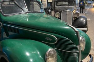 Na zdjęciu: ford 922 z 1938 roku wyprodukowany w Niemczech, należący do kolekcjonera Adama Kwiela na planie filmu "Droga do domu" w reżyserii Ewy Stankiewicz / źródło: Adam Kwiel