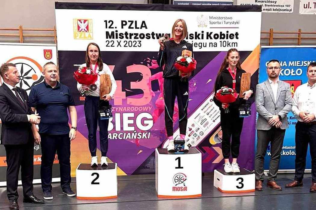 Na zdjęciu: Sabina Jarząbek (na najwyższym stopniu podium) z Kieleckiego Klubu Lekkoatletycznego została mistrzynią Polski w biegu na 10 km / Fot. arch. prywatne