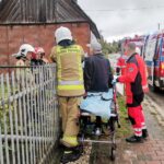 25.10.2023. Tokarnia. Strażacy uwalniali mężczyznę, który zawisł na ogrodzeniu / Fot. KM PSP Kielce