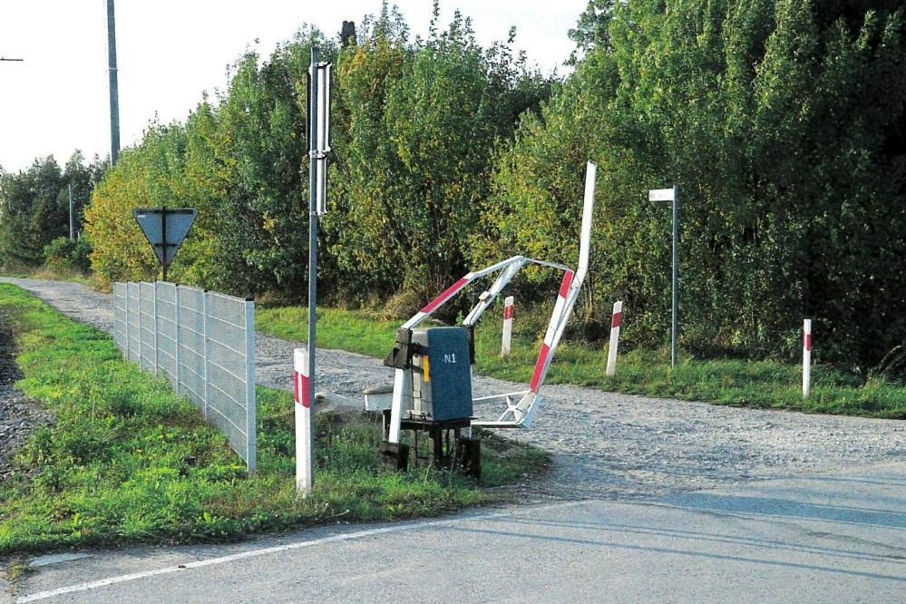 04.10.2023. Miąsowa. Uszkodzone rogatki na przejeździe kolejowym / Fot. świętokrzyska policja