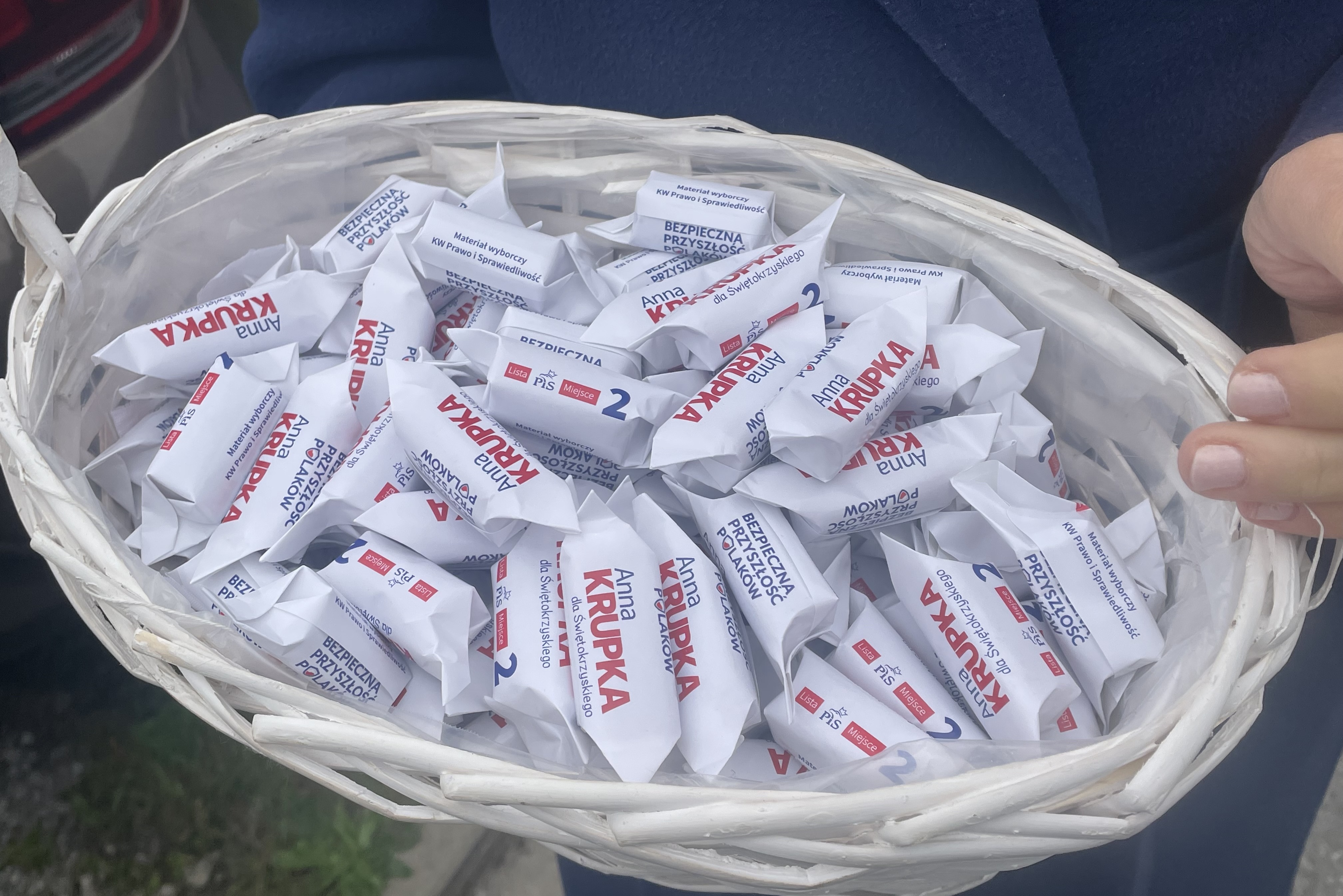 Wiceminister rozdawała krówki na targowisku