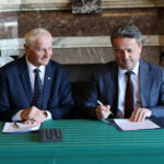 30.10.2023. Kielce. Podpisanie umowy na zakup i posadzenie nowych krzewów i drzew miododajnych. Na zdjęciu (od lewej): Marek Jońca - członek zarządu województwa, Leszek Kopeć - burmistrz Staszowa / Fot. Urząd Marszałkowski Województwa Świętokrzyskiego