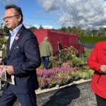 08.10.2023. Miedziana Góra. Poseł Andrzej Szejna i Bogusława Długosz rozdawali gazetkę i program wyborczy / Fot. Ewelina Walczak - Radio Kielce