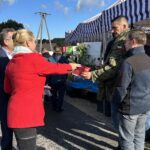 08.10.2023. Miedziana Góra. Poseł Andrzej Szejna i Bogusława Długosz rozdawali gazetkę i program wyborczy / Fot. Ewelina Walczak - Radio Kielce