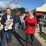 08.10.2023. Miedziana Góra. Poseł Andrzej Szejna i Bogusława Długosz rozdawali gazetkę i program wyborczy / Fot. Ewelina Walczak - Radio Kielce