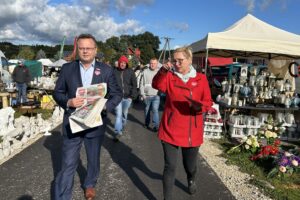 08.10.2023. Miedziana Góra. Poseł Andrzej Szejna i Bogusława Długosz rozdawali gazetkę i program wyborczy / Fot. Ewelina Walczak - Radio Kielce