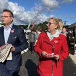 08.10.2023. Miedziana Góra. Poseł Andrzej Szejna i Bogusława Długosz rozdawali gazetkę i program wyborczy / Fot. Ewelina Walczak - Radio Kielce