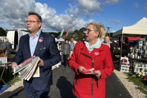 08.10.2023. Miedziana Góra. Poseł Andrzej Szejna i Bogusława Długosz rozdawali gazetkę i program wyborczy / Fot. Ewelina Walczak - Radio Kielce