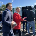 08.10.2023. Miedziana Góra. Poseł Andrzej Szejna i Bogusława Długosz rozdawali gazetkę i program wyborczy / Fot. Ewelina Walczak - Radio Kielce