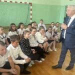 03.10.2023. Nowy Korczyn. Przekazanie laptopów. Na zdjęciu (z prawej): poseł Krzysztof Lipiec / Fot. Monika Miller - Radio Kielce