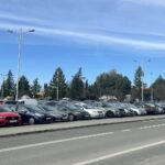 Ruch przy cmentarzach coraz większy. Od wtorku zmiany - Radio Kielce 30.10.2023. Cedzyna. Cmentarz komunalny. Parking / Fot. Paulina Michta - Radio Kielce