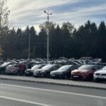 Ruch przy cmentarzach coraz większy. Od wtorku zmiany - Radio Kielce 30.10.2023. Cedzyna. Cmentarz komunalny. Parking / Fot. Paulina Michta - Radio Kielce