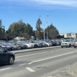 Ruch przy cmentarzach coraz większy. Od wtorku zmiany - Radio Kielce 30.10.2023. Cedzyna. Cmentarz komunalny. Parking / Fot. Paulina Michta - Radio Kielce