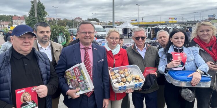 07.10.2023. Starachowice. Spotkanie działaczy Nowej Lewicy z mieszkańcami / Fot. Patryk Wójcik - Radio Kielce