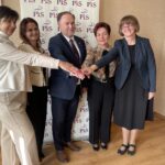 05.10.2023. Sandomierz. Konferencja posła Marka Kwitka. Na zdjęciu (od lewej): Iwona Korczyńska-Sapielak - prezes Fundacji ”Dla naszych dzieci”, Joanna Forc - dyrektor Przedszkola Niepublicznego „ Jaś i Małgosia” w Sandomierzu, poseł Marek Kwitek, Mariola Klimek - dyrektor Szkoły Podstawowej w Złotej, Małgorzata Kobylarz - Szkoła Katolicka w Sandomierzu / Fot. Grażyna Szlęzak - Radio Kielce