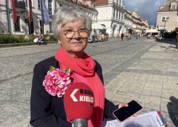 06.10.2023. Sandomierz. Marsz Amazonek. Na zdjęciu: Grażyna Rękas - przewodnicząca Sandomierskiego Klubu Amazonek / Fot. Grażyna Szlęzak - Radio Kielce