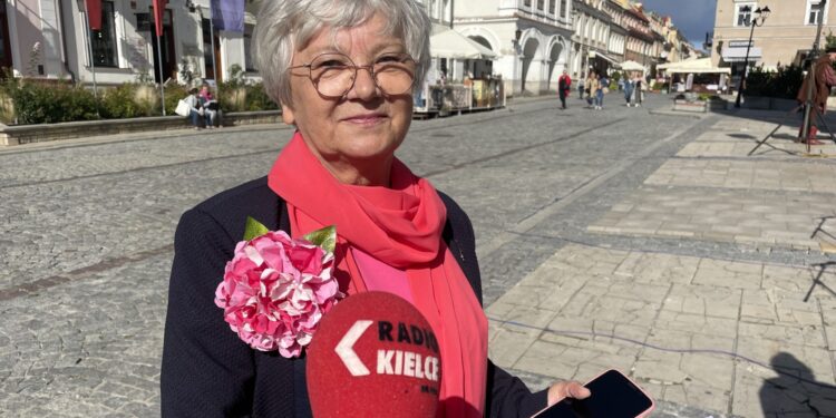 06.10.2023. Sandomierz. Marsz Amazonek. Na zdjęciu: Grażyna Rękas - przewodnicząca Sandomierskiego Klubu Amazonek / Fot. Grażyna Szlęzak - Radio Kielce