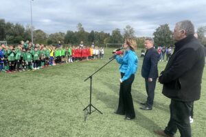 07.10.2023. Staszów. Turniej piłkarski „Razem z Orłami”. Na zdjęciu: Anna Krupka - wiceminister sportu i turystyki, Leszek Kopeć - burmistrz Staszowa / Fot. Grażyna Szlęzak - Radio Kielce