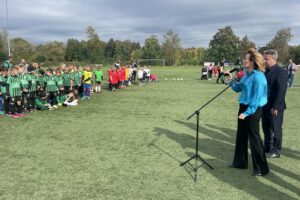 07.10.2023. Staszów. Turniej piłkarski „Razem z Orłami”. Na zdjęciu: Anna Krupka - wiceminister sportu i turystyki, Leszek Kopeć - burmistrz Staszowa / Fot. Grażyna Szlęzak - Radio Kielce