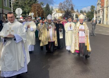 08.10.2023. Sandomierz. Procesja z relikwiami bł. Wincentego Kadłubka. Na zdjęciu (z prawej): Krzysztof Nitkiewicz - biskup sandomierski / Fot. Grażyna Szlęzak - Radio Kielce