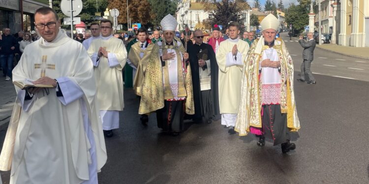 08.10.2023. Sandomierz. Procesja z relikwiami bł. Wincentego Kadłubka. Na zdjęciu (z prawej): Krzysztof Nitkiewicz - biskup sandomierski / Fot. Grażyna Szlęzak - Radio Kielce