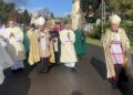 08.10.2023. Sandomierz. Procesja z relikwiami bł. Wincentego Kadłubka. Na zdjęciu (z prawej): Krzysztof Nitkiewicz - biskup sandomierski / Fot. Grażyna Szlęzak - Radio Kielce