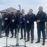 09.10.2023. Sandomierz. Konferencja zorganizowana przez Wody Polskie dot. budowy zabezpieczeń przeciwpowodziowych. Na zdjęciu (od lewej): Radosław Radoń - dyrektor RZGW w Krakowie, Krzysztof Woś - dyrektor Państwowego Gospodarstwa Wodnego Wody Polskie, Grzegorz Witkowski - wiceminister infrastruktury, poseł Marek Kwitek, Marcin Piwnik - starosta sandomierski / Fot. Grażyna Szlęzak - Radio Kielce