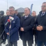 09.10.2023. Sandomierz. Konferencja zorganizowana przez Wody Polskie dot. budowy zabezpieczeń przeciwpowodziowych. Na zdjęciu (przy mikrofonie): Grzegorz Witkowski - wiceminister infrastruktury / Fot. Grażyna Szlęzak - Radio Kielce