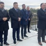 09.10.2023. Sandomierz. Konferencja zorganizowana przez Wody Polskie dot. budowy zabezpieczeń przeciwpowodziowych. Na zdjęciu (przy mikrofonie): poseł Marek Kwitek / Fot. Grażyna Szlęzak - Radio Kielce