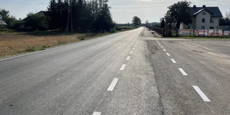 Cztery odcinki ważnych tras krajowych z nową nawierzchniąwyremontowanej drogi / Fot. Grażyna Szlęzak - Radio Kielce