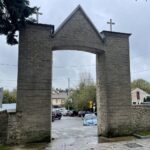 24.10.2023. Sulisławice. Główna brama prowadząca na teren Sanktuarium Maryjnego / Fot. Grażyna Szlęzak - Radio Kielce