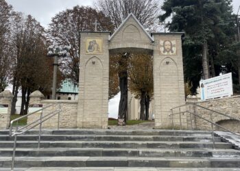 24.10.2023. Sulisławice. Główna brama prowadząca na teren Sanktuarium Maryjnego / Fot. Grażyna Szlęzak - Radio Kielce