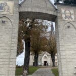 24.10.2023. Sulisławice. Główna brama prowadząca na teren Sanktuarium Maryjnego / Fot. Grażyna Szlęzak - Radio Kielce