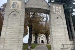 24.10.2023. Sulisławice. Główna brama prowadząca na teren Sanktuarium Maryjnego / Fot. Grażyna Szlęzak - Radio Kielce