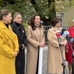 09.10.2023. Kielce. Parlamentarzystki Koalicji Obywatelskiej zachęcają mieszkańców regionu do głosownia na poseł Marzenę Okłę-Drewnowicz. Na zdjęciu (od lewej): Joanna Frydrych, Aleksandra Gajewska, Monika Rosa, Marzena Okła-Drewnowicz, Izabela Leszczyna i Joanna Kluzik-Rostkowska / Fot. Michał Kita - Radio Kielce