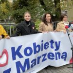 09.10.2023. Kielce. Parlamentarzystki Koalicji Obywatelskiej zachęcają mieszkańców regionu do głosownia na poseł Marzenę Okłę-Drewnowicz. Na zdjęciu (od lewej): Joanna Frydrych, Aleksandra Gajewska, Monika Rosa, Marzena Okła-Drewnowicz, Izabela Leszczyna i Joanna Kluzik-Rostkowska / Fot. Michał Kita - Radio Kielce
